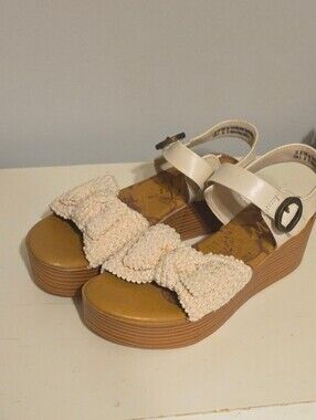 Blowfish Cream Bow Platform Sandals Size 8.5 Never Worn